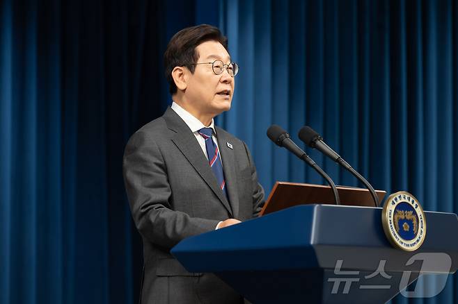 이재명 대통령과 로렌스 웡 싱가포르 총리가 2일 서울 용산 대통령실 청사에서 공동언론발표를 하고 있다. (대통령실 제공. 재판매 및 DB 금지) 2025.11.2/뉴스1 ⓒ News1 이재명 기자