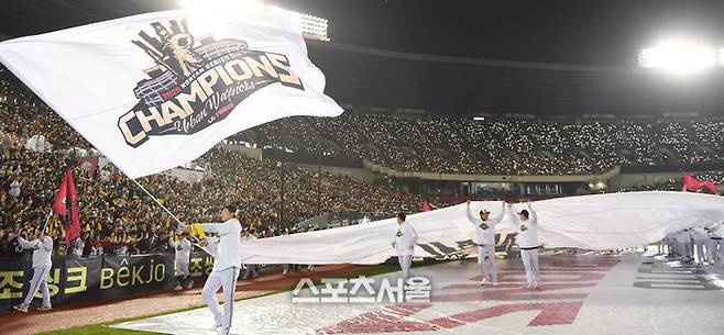 LG 선수들이 1일 서울 잠실구장에서 열린 ‘한국시리즈 통합우승 IN 잠실’ 행사에서 그라운드 행진 인사를 하고 있다. 사진 | 최승섭기자 thunder@sportsseoul.com