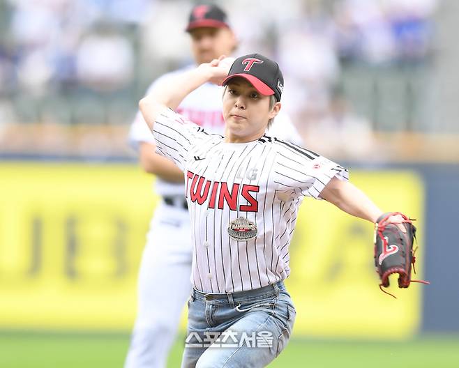 ‘엘린이’ 출신인 EXO 시우민이 LG 유니폼을 입고 시구하고 있다. 사진 | 최승섭기자 thunder@sportsseoul.com