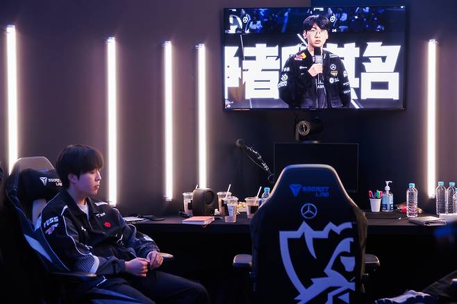 TES ‘카나비’ 서진혁이 2일(한국시간) 중국 상하이 메르세데스-벤츠 아레나에서 열린 ‘2025 LoL 월드챔피언십(롤드컵)’ 4강 T1전 패배 후 대기실에 앉아 있다. 사진 | 라이엇 게임즈