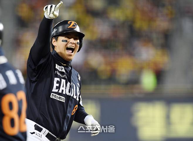 한화 노시환이 27일 잠실구장에서 열린 2025 KBO리그 LG와의 한국시리즈 2차전 1회초 1사 문현빈에 이어 LG 선발 임찬규를 상대로 백투백 홈런을 친 뒤 베이스를 돌며 포효하고 있다. 잠실 | 박진업 기자 upandup@sportsseoul.com