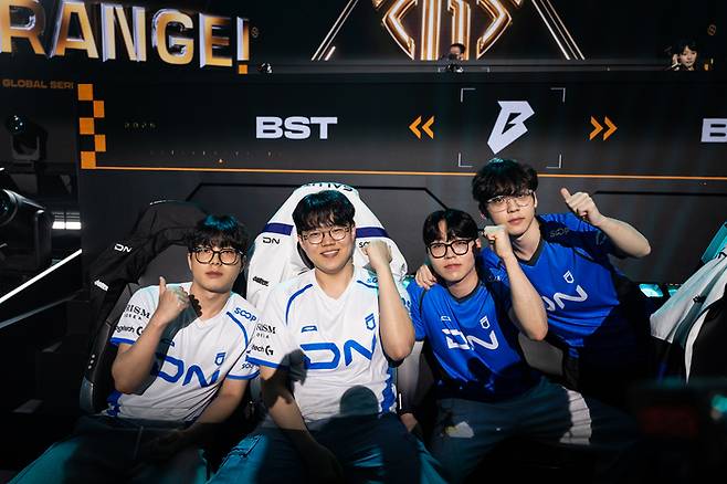 DNF가 2일 열린 펍지 글로벌 시리즈(PGS)7 파이널 1일차 치킨 획득 후 포즈를 취하고 있다. 사진 | 크래프톤