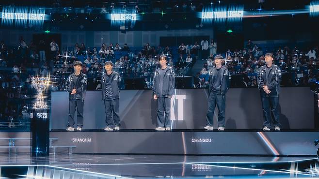 KT가 1일(한국시간) 중국 상하이 메르세데스-벤츠 아레나에서 열린 ‘2025 LoL 월드챔피언십(롤드컵)’ 4강 젠지전에 앞서 인사하고 있다. 사진 | 라이엇 게임즈