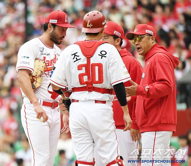 9일 인천SSG랜더스필드에서 열린 삼성과 SSG의 준PO 1차전. 2회초 화이트가 흔들리자 경헌호 코치가 올라가 조언하고 있다. 인천=정재근 기자 cjg@sportschosun.com/2025.10.9/