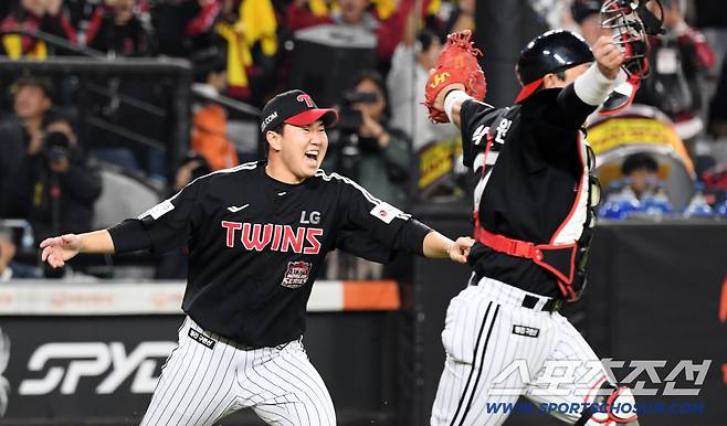 흥분한 나머지 포수 박동원이 마운드로 달려가자 따라간 마무리 유영찬.