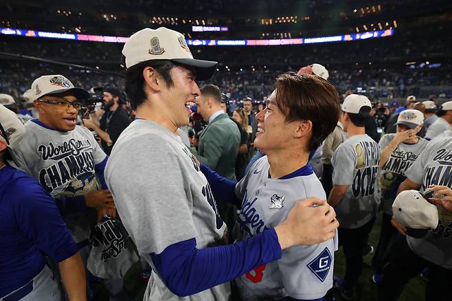 LA 다저스 사사키 로키(왼쪽)와 야마모토 요시노부. AFP연합뉴스