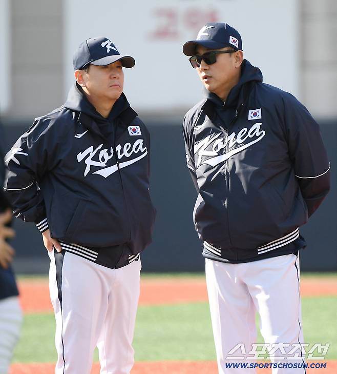야구 국가대표팀이 2일 오후 경기도 고양 야구대표팀 훈련장에서 첫 훈련을 시작했다. 류지현 감독과 최원호 코치가 대화 나누고 있다. 고양=정재근 기자 cjg@sportschosun.com/2025.11.2/