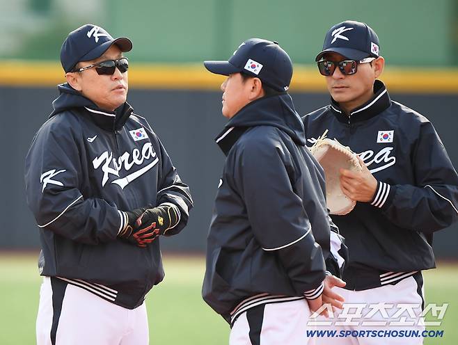 야구 국가대표팀이 2일 오후 경기도 고양 야구대표팀 훈련장에서 첫 훈련을 시작했다. 류지현 감독과 이동욱, 강인권 코치가 훈련을 지켜보고 있다. 고양=정재근 기자 cjg@sportschosun.com/2025.11.2/