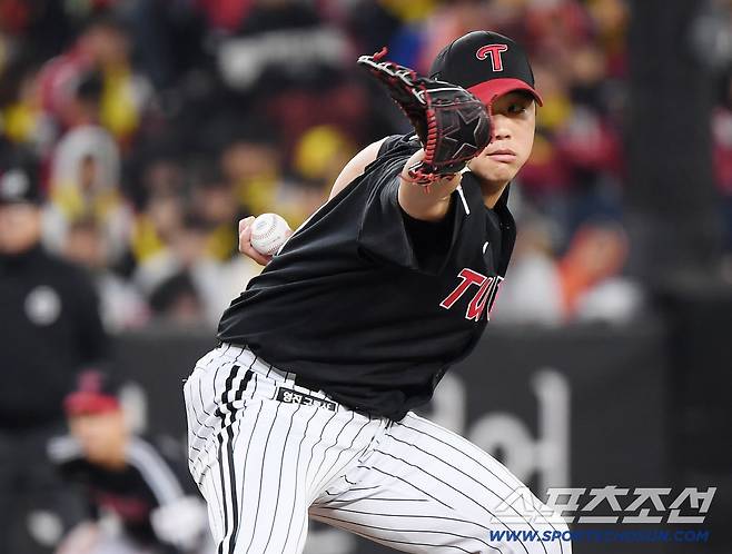 29일 대전 한화생명볼파크에서 열린 LG와 한화의 한국시리즈 3차전. 7회말 등판한 함덕주가 투구하고 있다. 대전=정재근 기자 cjg@sportschosun.com/2025.10.29/