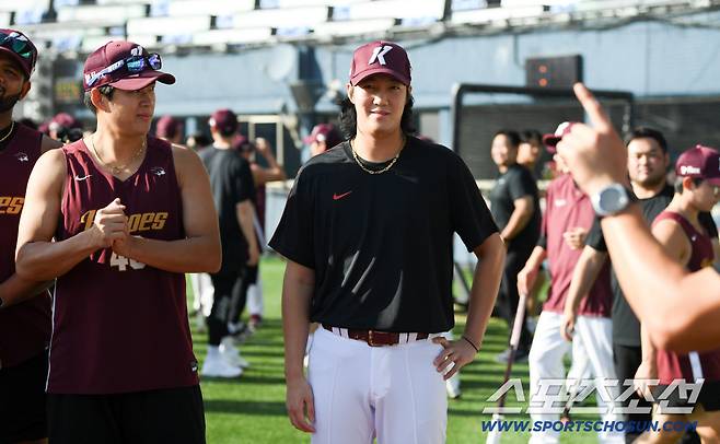 18일 잠실구장에서 열린 두산 베어스와 키움 히어로즈의 경기. 소집 해제 후 1군에 합류한 안우진이 선수단과 인사를 나누고 있다. 잠실=박재만 기자 pjm@sportschosun.com/2025.09.18/