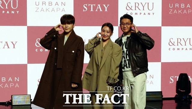 그룹 어반자카파의 권순일 조현아 박용인(왼쪽부터)이 3일 오후 서울 강남구 일지아트홀에서 열린 새 EP 'STAY'의 음악 감상회에 참석해 포즈를 취하고 있다./최현정 기자