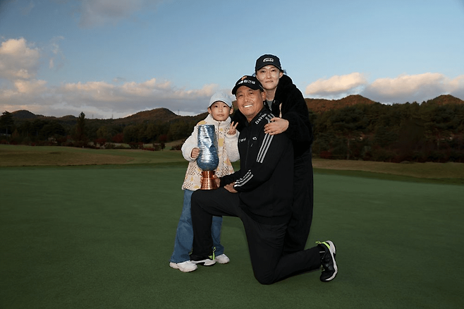렉서스 마스터즈에서 우승한 뒤 가족과 기쁘을 나누는 김재호. KPGA 제공