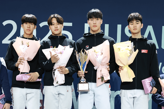 부산 국제 주니어 사브르 월드컵 단체전에서 우승을 차지한 한국 대표팀. 대한펜싱협회 제공