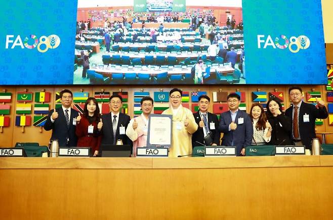 지난 10월 30일, 이탈리아 로마 유엔식량농업기구(FAO) 본부에서 열린 '세계중요농업유산(GIAHS) 인증서 수여식'에서 ´광양 섬진강 재첩잡이 손틀어업´이 국내 어업 분야 최초로 세계중요농업유산으로 공식 인증받았다. 광양시 제공
