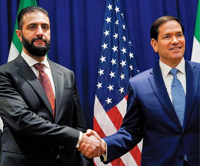 루비오 美 국무장관 손잡은 알샤라 대통령   아흐메드 후세인 알샤라 시리아 임시 대통령이 시리아 정상 최초로 미국 백악관을 방문한다. 이번 방문이 반미 국가에서 친서방으로 돌아선 시리아의 변모를 상징한다는 평가다. 사진은 지난 9월 뉴욕 유엔총회에서 만난 알샤라(왼쪽)와 마코 루비오 미 국무장관./ AP 연합뉴스