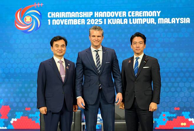 안규백(왼쪽부터) 국방부 장관과 피트 헤그세스 미국 전쟁부 장관, 고이즈미 신지로 일본 방위대신이 1일 말레이시아 쿠알라룸푸르에서 열린 아세안확대국방장관회의(ADMM-PLUS)에서 기념촬영 하고 있다. /국방부