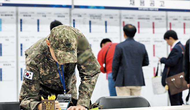 뉴스1이력서 쓰는 군인  15~29세 청년 실업률이 작년 4분기부터 올해 3분기까지 네 분기 연속 악화됐다. 주력 산업인 제조업 부진 여파에 더해 정부·공공기관도 신입 사원 채용을 줄이고 있다. 지난 21일 서울 코엑스 마곡에서 열린 한 채용 박람회에서 한 청년이 이력서를 작성하고 있다.