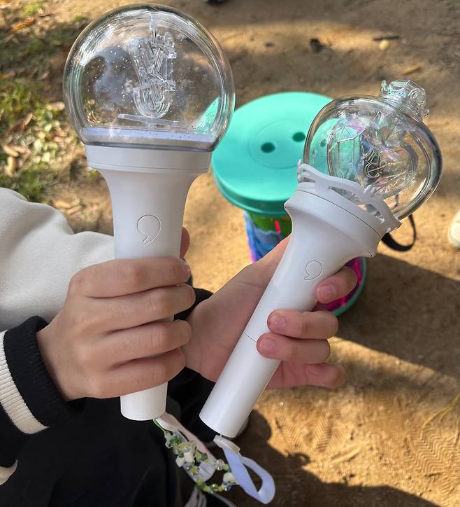 2일 아이브 콘서트를 보기 위해 대구에서 올라온 전모(13)양이 아이브 공식 응원봉인 '아이해봉' 구 버전과 올해 리뉴얼된 새 버전 모두 보여주고 있다./ 최혜승 기자