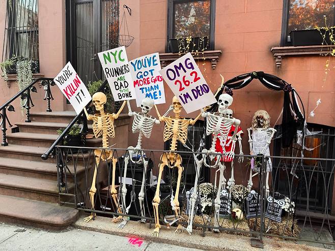 2일 미국 뉴욕 시티 마라톤을 앞두고 참가자들을 격려하는 메시지가 적힌 할로윈 장식이 전시되어 있다. /연합뉴스