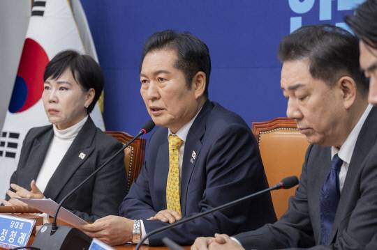 더불어민주당 정청래 대표가 3일 국회에서 열린 최고위원회의에서 APEC과 한미정상회담 후속 조치 신속 처리에 대해 말하고 있다.  연합뉴스