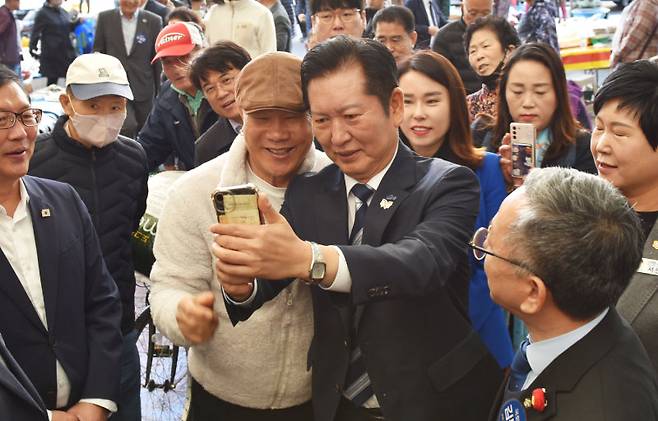 더불어민주당 정청래 대표(가운데)가 2일 전남 순천시 아랫장을 방문해 지지자들과 사진을 찍고 있다. 이어 정 대표는 전남 나주에서 열린 전남도당 임시당원대회에 참석해 “내년 6월 지방선거에서 가장 공정하고 투명하며, 당원들의 마음이 반영된 민주주의 경선을 치르겠다”고 밝혔다. 순천=뉴스1