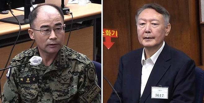 윤석열 전 대통령(오른쪽 사진)이 30일 서울중앙지법에서 진행된 내란 우두머리 혐의 재판에 출석해 앉아 있다. 이날 곽종근 전 육군특수전사령관이 증인으로 나와 답하고 있다. 법원 공판 중계 화면 캡처