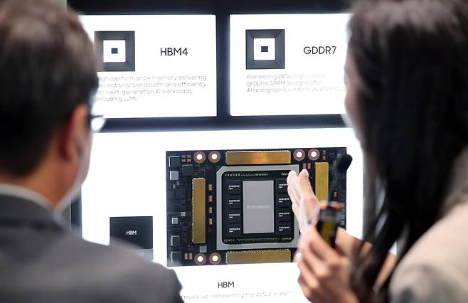 28일 경북 경주 엑스포공원 에어돔에서 열린 APEC CEO 서밋 부대행사인 ‘K-테크 쇼케이스’ 삼성전자 부스에서 참석자가 HBM4를 둘러보고 있다2025.10.28/뉴스1