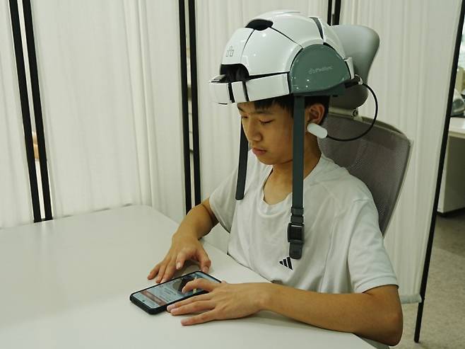 8월 26일부터 진행된 ‘숏폼 4주간 끊기 챌린지’의 참가자가 비침습형 뇌파 측정 장치로 챌린저 전후 뇌파를 측정하고 있다. 과학동아 제공