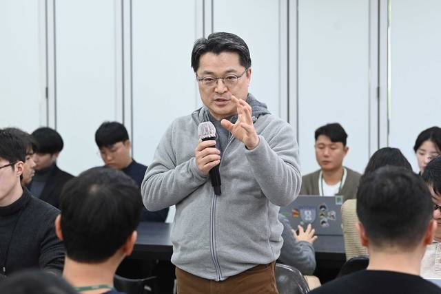문신학 산업통상부 차관이 3일 산업부 출입기자단 간담회에서 발언을 하고 있다. [산업부 제공]