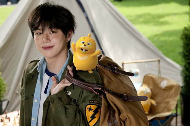 애니메이션 캐릭터 '두다다쿵'과 가수 '강다니엘'의 협업 프로젝트 IP 굿즈.