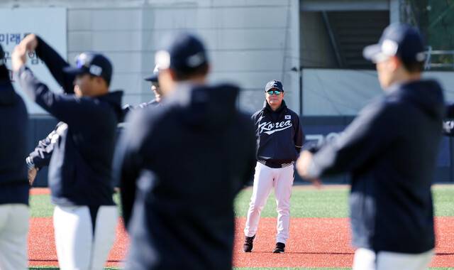 류지현 야구 대표팀 감독이 3일 경기 고양 국가대표 야구 훈련장에서 선수들의 훈련을 지켜보고 있다. 연합뉴스