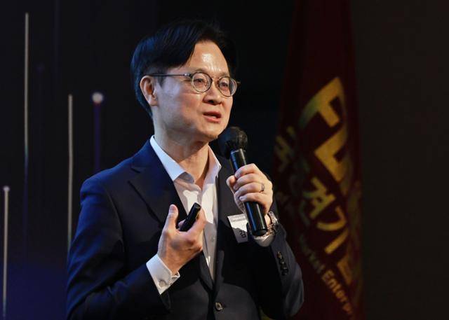 김정관 산업통상부 장관이 3일 서울 그랜드하얏트호텔에서 열린 제190회 중견기업 CEO 오찬 강연회에서 강연하고 있다. 연합뉴스