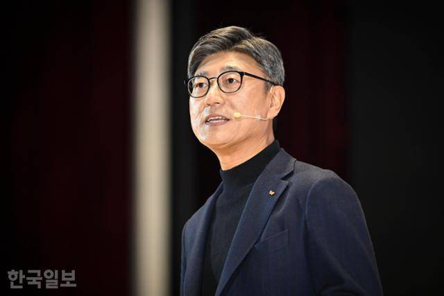 정재헌 SK텔레콤 사장이 3일 서울 강남구 코엑스 오디토리움에서 열린 'SK AI 서밋 2025' 키노트 세션에서 연설하고 있다. 정다빈 기자