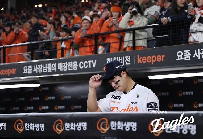 김서현이 29일 한국시리즈 3차전에서 임무를 완수한 뒤 더그아웃에서 상념에 빠져 있다. 사진=한화 이글스