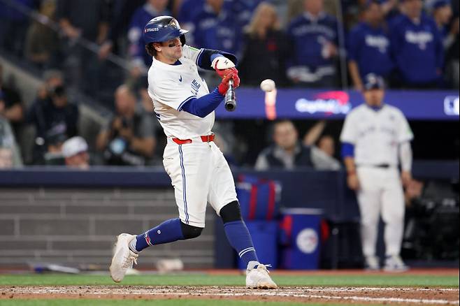 토론토 클레멘트가 2일(한국시간) LA 다저스와 월드시리즈 7차전 8회 말 타석에서 단일 포스트시즌 최다 안타 신기록을 쓰고 있다. AFP=연합뉴스