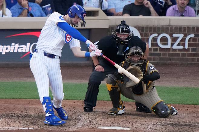 <yonhap photo-2636=""> Chicago Cubs' Kyle Tucker hits a single during the ninth inning of Game 2 of a National League wild card baseball game against the San Diego Padres Wednesday, Oct. 1, 2025, in Chicago. (AP Photo/Nam Huh)/2025-10-02 07:02:35/ <저작권자 ⓒ 1980-2025 ㈜연합뉴스. 무단 전재 재배포 금지, AI 학습 및 활용 금지></yonhap>