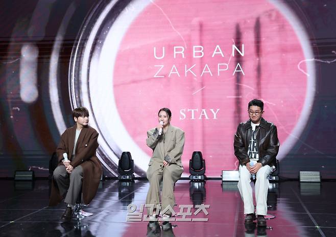 어반자카파가 3일 오후 서울 강남구 일지아트홀에서 열린 신보 'STAY' 발매 기념 음감회에 참석해 앨범 소개를 하고 있다. 타이틀곡 ‘스테이’를 비롯해 ‘우리의 겨울’, ‘디 원’, ‘나약’, ‘열손가락’, ‘안녕’, ‘순간’ 등 총 7곡이 수록됐다. 이중 ‘열손가락’과 ‘안녕’은 지난해 발매했던 싱글이다. 멤버 권순일이 전 곡 작사·작곡 전반에 참여했다. 서병수 기자 qudtn@edaily.co.kr /2025.11.03/