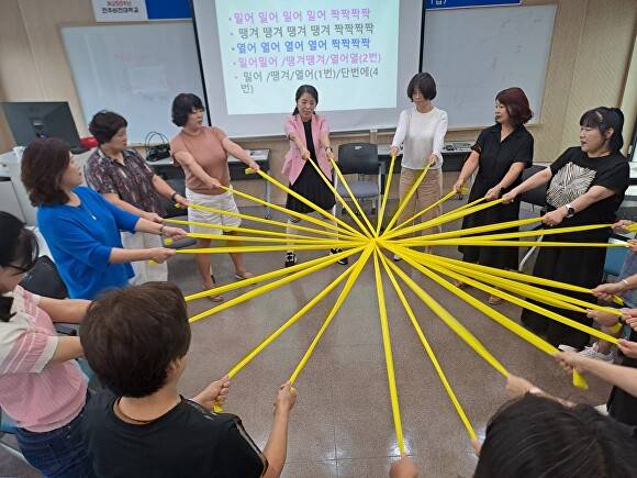 시니어 실버플러스 평생학습 프로그램에 참여하고 있는 수강생들  [사진=전주비전대학교]