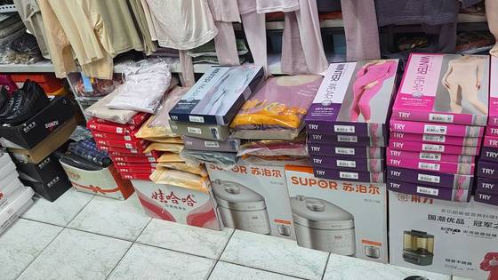 중국 베이징 북한대사관 인근 북한쇼핑거리 상점 내부 모습. 겨울용 내의와 중국산 가전제품 등이 진열돼 있다. 사진 이도성 특파원.