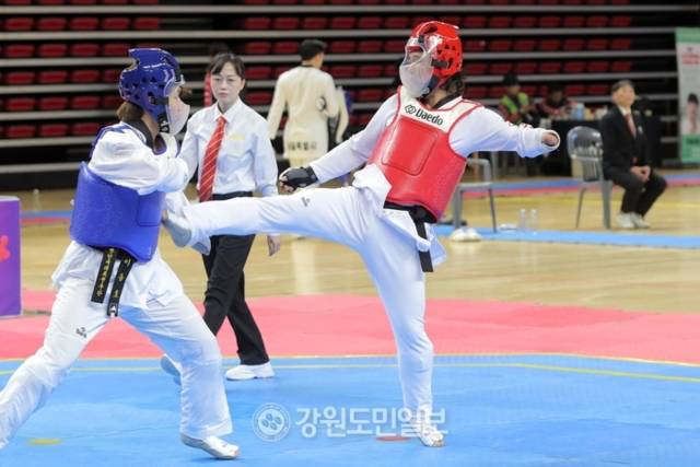 ▲ 춘천시장애인체육회 이동호(왼쪽)와 엄재천이 지난 2일 부산 스포원파크금정실내체육관에서 열린 제45회 전국장애인체육대회 태권도 남자 겨루기 -63㎏ 결승에서 맞대결을 치르고 있다. 한규빈 기자