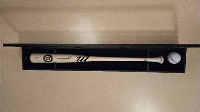 대통령실은 도널드 트럼프 미국 대통령이 이재명 대통령에게 경주 한미 정상회담 계기로 야구배트와 야구공을 선물했다고 30일 밝혔다. / 사진=대통령실