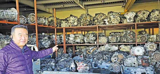 < 수출 대기중인 중고차 부품 > 한국 중고차 부품 수요가 늘자 중고 부품을 쉽게 구할 수 있는 국내 폐차장들이 특수를 누리고 있다. 폐차 및 중고 부품 전문 업체인 카랜드의 송기헌 대표가 지난달 31일 경기 포천의 회사 창고에서 중고 엔진에 대해 설명하고 있다. /포천=은정진 기자