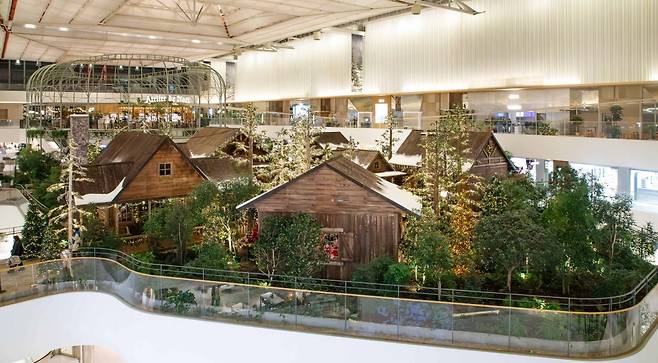 현대백화점 더현대 서울 5층 사운즈 포레스트에 조성된 '해리의 크리스마스 공방' 전경. 사진=현대백화점 제공