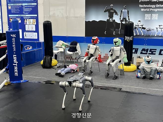 중국 유니트리의 휴머노이드 로봇 ‘G1’이 대구 엑스코에서 복싱 경기를 마치고 휴식을 취하고 있다. 권재현 선임기자