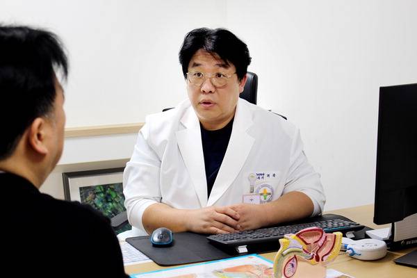 허준 광혜병원 비뇨의학과 과장이 환자를 진료하고 있다.  광혜병원 제공