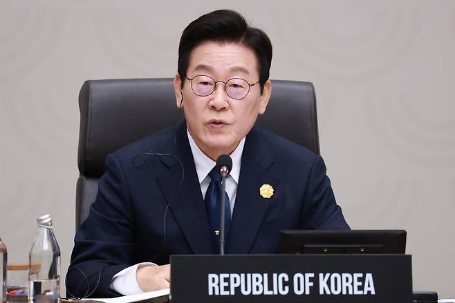 President Lee Jae Myung speaks as he chaired the APEC Economic Leaders' Meeting in Gyeongju, North Gyeongsang Province, on Saturday. (Yonhap)