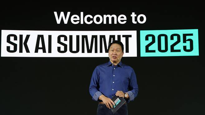 최태원 SK그룹 회장이 3일 서울 강남구 코엑스 오디토리움에서 열린 'SK AI 서밋 2025' 키노트 세션에서 'AI Now & Next'를 주제로 기조연설을 하고 있다. 공동취재단
