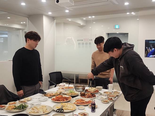오봉집 직원들이 메뉴를 개발하는 모습. <부자비즈>