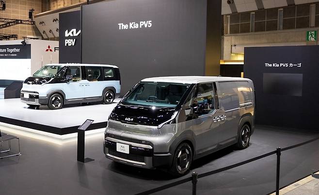 지난달 29일 일본 도쿄 빅사이트에서 열린 재팬 모빌리티쇼 2025 기아관에 PV5 패신저와 PV5 카고가 전시돼 있다. [현대자동차·기아]