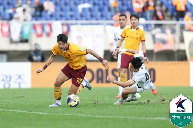 광주 FC 공격수 박인혁이 상대의 압박을 뚫어내고 있다. 사진=한국프로축구연맹